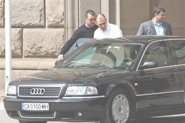 8 април 2008 г. - наш репортер снима Стефан Гамизов (в средата) да излиза от сградата на МС. Часове по-късно той заяви по bTV, че шефът на "Атоменергоремонт" Борислав Георгиев е убит от енергийната мафия.
СНИМКА: ПАРСЕХ ШУБАРАЛЯН
