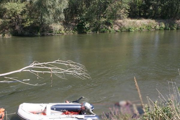 Силно разложен труп на жена откриха в река Марица