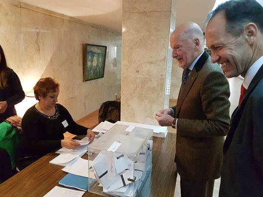 Цар Симеон II упражни правото си на глас на изборите за президент и на референдума в българското посолство в Мадрид, съобщиха от канцеларията му. Царят бил посрещнат от посланик Костадин Коджабашев.