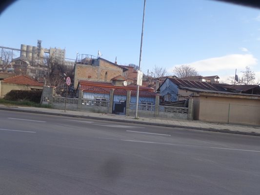 Къщата на нападателя на ул. "Крим" във Варна е напълно опустяла.