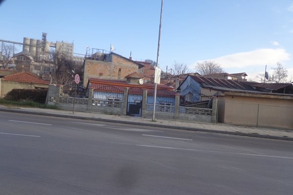 Къщата на нападателя на ул. "Крим" във Варна е напълно опустяла.