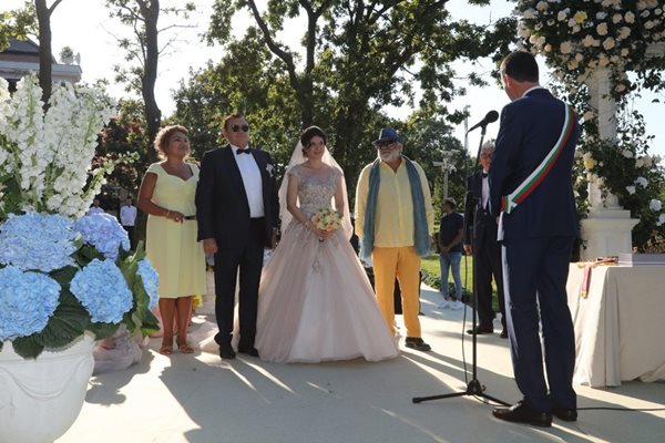Младоженците заедно с кумовете си Марта Вачкова и Владо Пенев казаха “да” пред кмета на Бургас Димитър Николов.