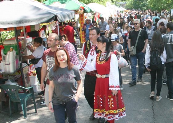 По централната алея край сегриите е пълно с народ. Снимки: Евгени Цветков