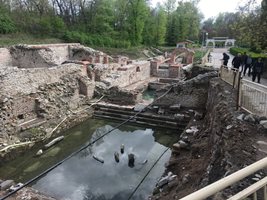 Римските басейни са пълни с вода и вътре плуват жаби. Снимки: Авторът