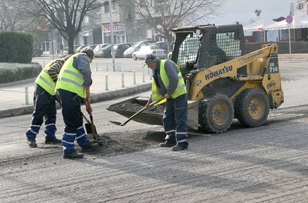 Работници кърпят дупки в Пловдив. Снимка: "24 часа".