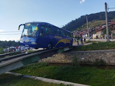 Автобус увисна на мост в Копривщица, полицаи извадиха 50 пътници (снимки)