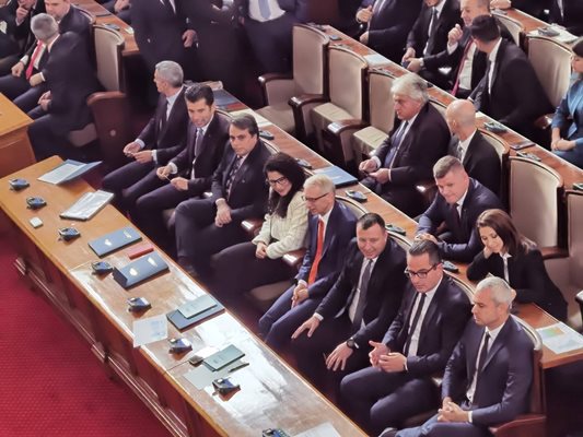 Кирил Петков, Асен Василев и Костадин Костадинов ще делят един ред в този парламент