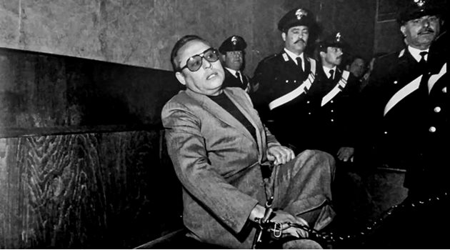 Бруталният мафиот Леджо, окован в белезници в съдебната зала.