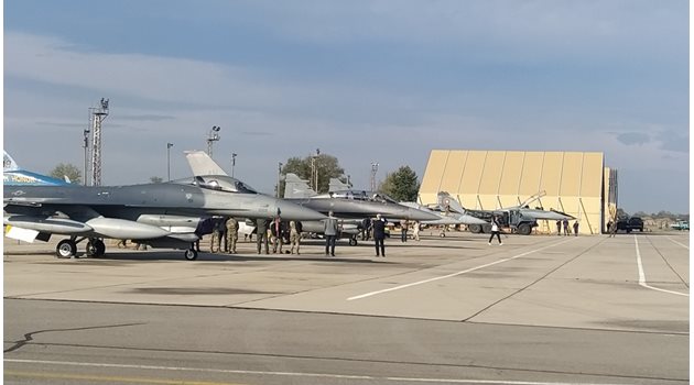 На централизираната стоянка в Граф Игнатиево е струпана много летателна техника в това число и два О-16 от Авиано.