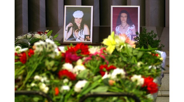 26-годишната Деница Ченишева и Петрина Христова, на 24 г., загинаха под отломките на сградата - паметник на културата, на столичната ул. “Алабин” 39.