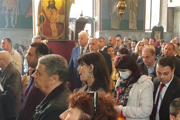 Бойко Борисов присъства на литургия в храма "Св. Георги" в Пловдив, отслужена от митрополит Николай.
