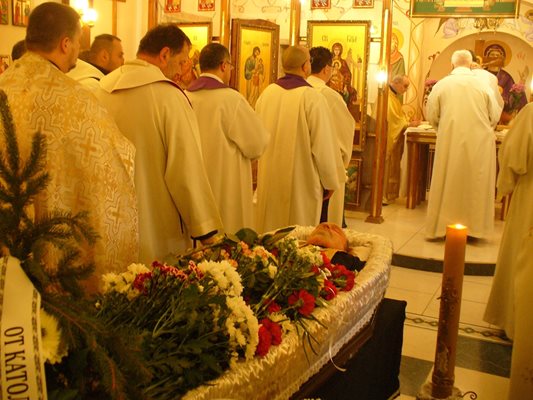 За да изпратят отец Мартин в последния му път, в Казанлък днес дойдоха и много католически свещеници.
Снимка: Ваньо Стоилов