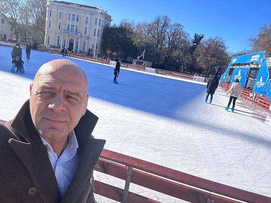 Последното селфи от днес на кмета Костадин Димитров пред ледената пързалка.