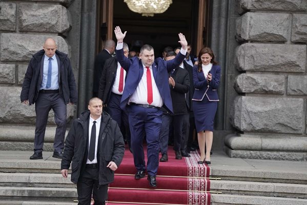 Делян Пеевски напусна заседанието на НС и излезе при протестиращите от ДПС-Ново начало