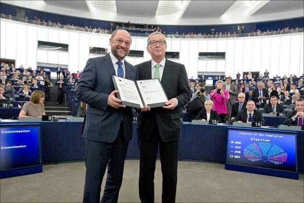 Председателят на Европейския парламент поздравява Жан Клод-Юнкер, след като ЕП го одобри за шеф на новата Еврокомисия.