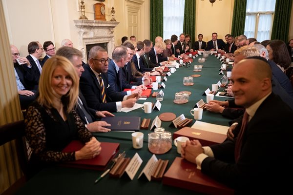 Британският премиер Борис Джонсън събра новия си кабинет на първо заседание на Даунинг стрийт 10 след победата на изборите.

СНИМКА: РОЙТЕРС

