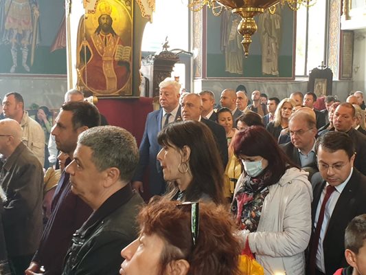 Бойко Борисов присъства на литургия в храма "Св. Георги" в Пловдив, отслужена от митрополит Николай.