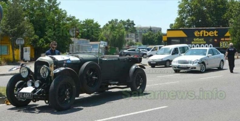 Ретро автомобил бентли за 350 000 британски лири бе блъснат на кръстовище в Харманли
Снимка: Sakarnews.info