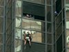 Екшън по "Тръмп Тауър": мъж се катери по сградата, полицаи го издърпаха (видео)