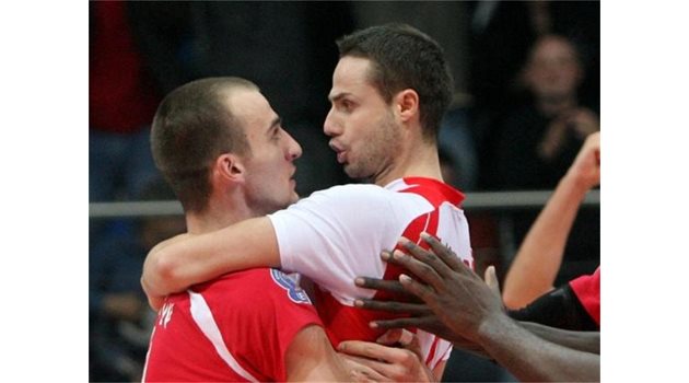 ГАФ: Тодоров (вляво) и Салпаров се радват на успехите си с ЦСКА, но според БФВ те играят в Русия.
СНИМКА: CEV.LU