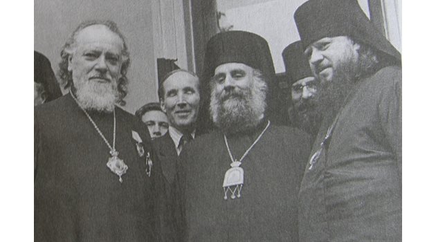 Митрополит Илия (в средата)