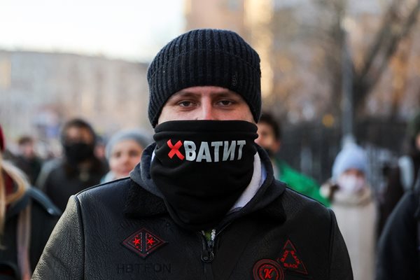 Протестиращ в Москва срещу руската инвазия в Украйна с маска с надпис "Стига". 
Снимка: Ройтерс