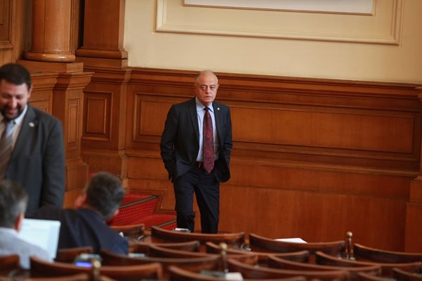 Ген. Атанасов: Изборът за шеф на парламента ще се провали