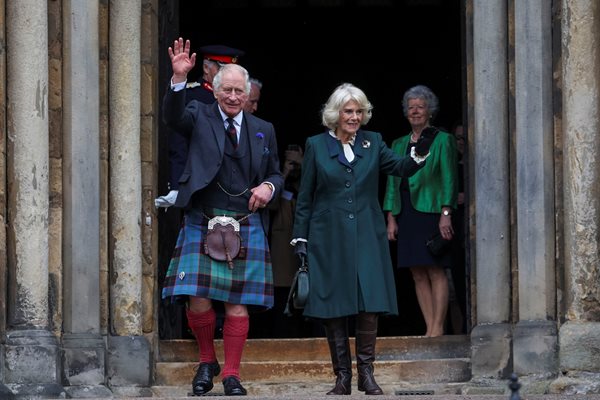 Крал Чарлз Трети и кралицата консорт Камила посетиха Шотландия