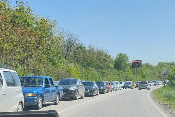 Колони от двете посоки по главния път Велико Търново-Варна към село Шереметя,
Снимки: Фейсбук