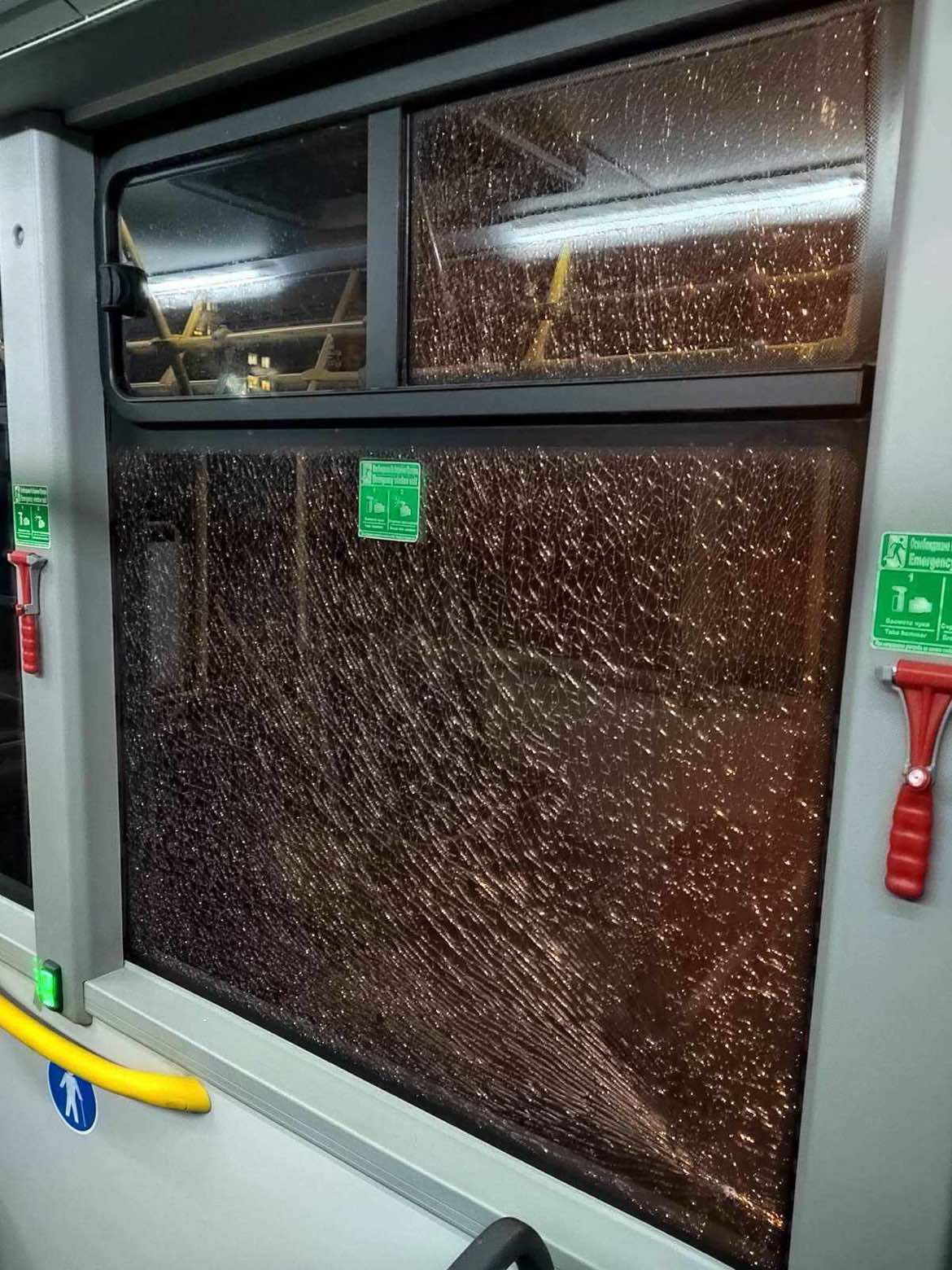 Стреляха с въздушна пушка по автобус на градския транспорт в Добрич (Снимки)