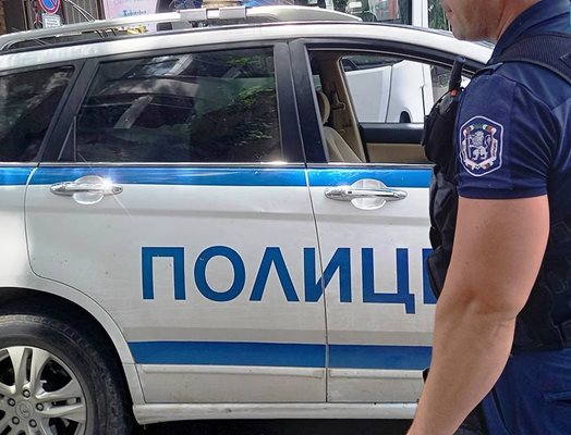 Полицаи са направили оглед в обраната аптека. СНИМКА: АРХИВ