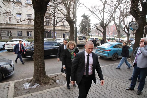 Шефката на парламента Наталия Киселова също уважи Гуцанов.