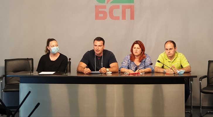 Ана Пиринска, Калоян Паргов, Кристина Сидорова и Боян Балев (от ляво на дясно) представиха изработената от членовете на пленума позиция. 