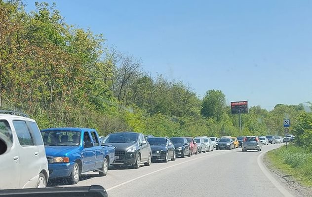 Колони от двете посоки по главния път Велико Търново-Варна към село Шереметя,
Снимки: Фейсбук