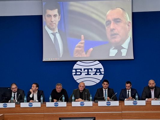 Радостин Василев (третият от дясно наляво) бе монтирал към записа от заседанието на ПП снимки на основните герои в него - Бойко Борисов, Кирил Петков, Асен Василев.