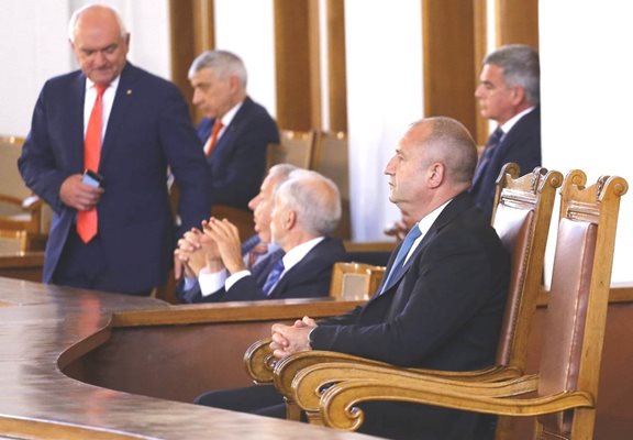 Президентът Румен Радев наблюдава избора на новия кабинет сам в ложата си и с ледено изражение.