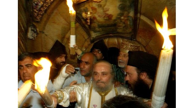 Патриарх Диодор с Благодатния огън
