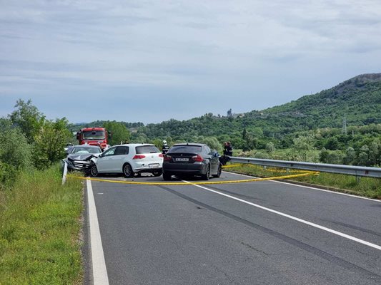 Три автомобила се сблъскаха на пътя за ГКПП "Маказа". СНИМКИ: НЕНКО СТАНЕВ