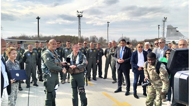 Президентът Румен Радев връчи почетна значка на ген. Тад Кларк.