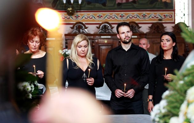 Семейството в храма - Анахид Тачева, Мариана Цонева, Димитър Цонев-син и Десислава Цонева (от ляво на дясно)