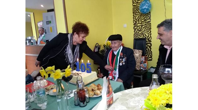 На рождените си дни столетникът получава много подаръци от община "Марица"