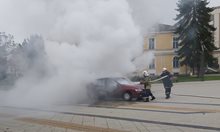 Врачанин подпали колата си пред общината, опита да запали и себе си