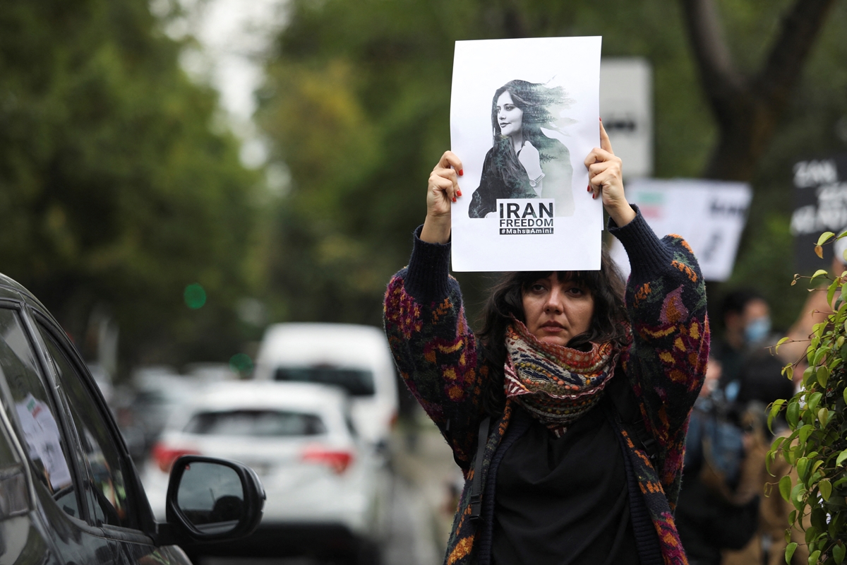 Талибани стреляха, за да разпръснат митинг в подкрепа на иранските жени
