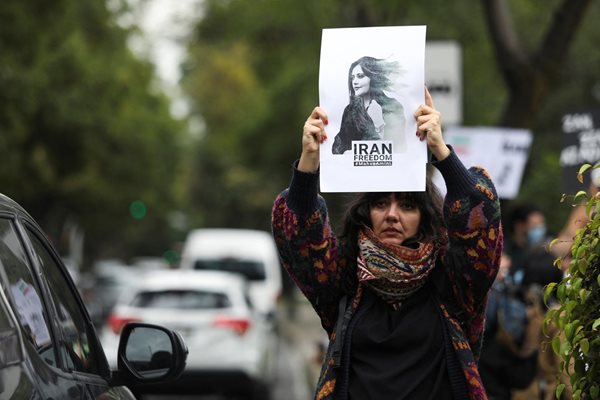 Протестите, в подкрепа на иранските жени Снимка: Ройтерс