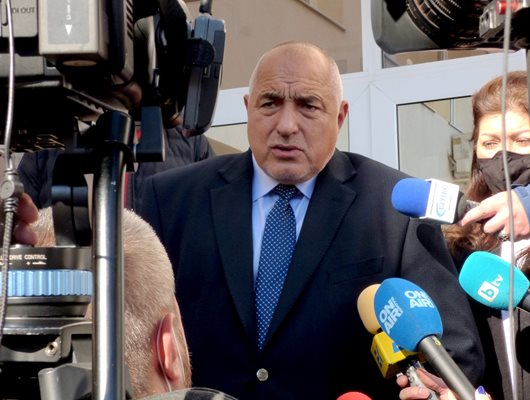 Борисов прегърна бившата депутатка от ГЕРБ Дани Каназирева по пътя за пречиствателната станция в Пловдив.