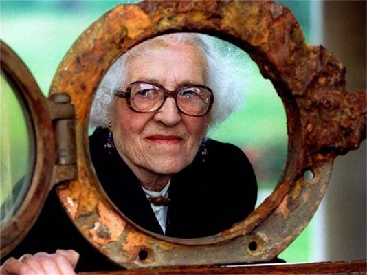82-годишната Милвина Дийн, най-младият оцелял от “Титаник”, гледа през илюминатор, изваден от дъното и изложен в Лондон. Дийн почина на 97 г. през 2009 г. в Англия.
СНИМКИ: РОЙТЕРС И АРХИВ
