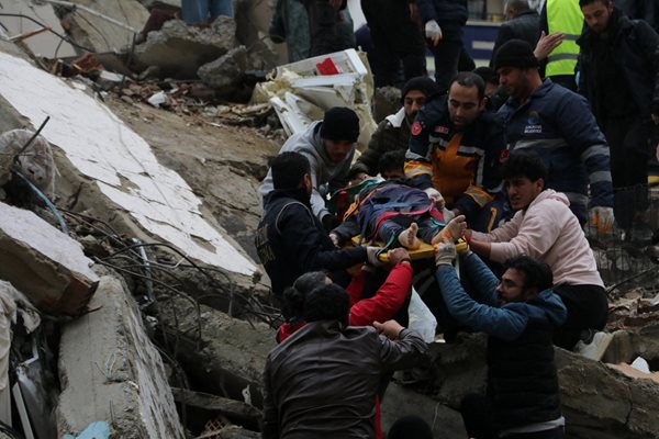 Вадят жертви изпод руините на земетресението в Турция на 06.02.2023 г. СНИМКИ: Ройтерс
