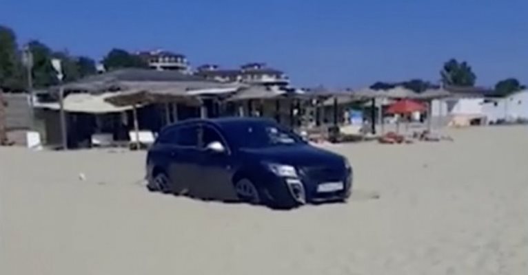 Кола затъна на плажа в Шкорпиловци, шофьорът искал да снима кучетата на фона на морето