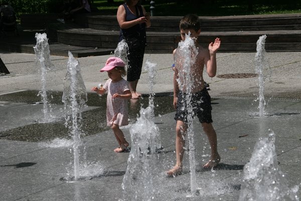 Деца се плискат на сухия фонтан в Пловдив.