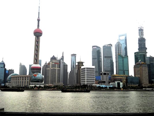 Една от модерните забележителности на града е центърът с небостъргачите. Сградата на световният финансов център Шанхай (прилича на отварачка) е 492 м.